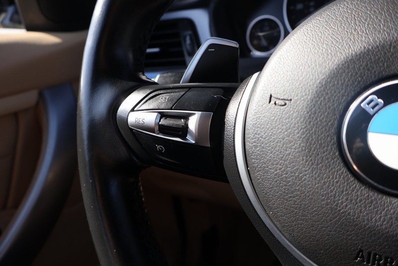 BMW 3 Series Vehicle Full-screen Gallery Image 26