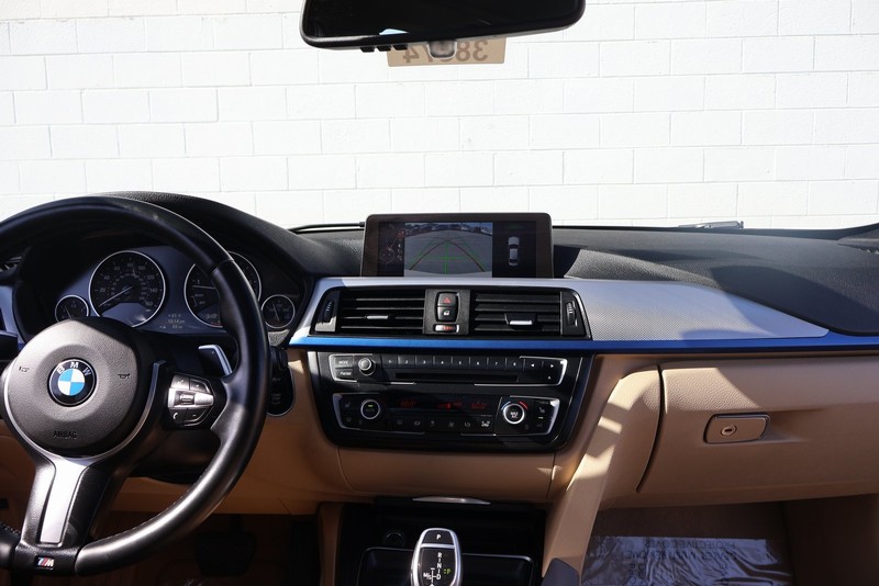 BMW 3 Series Vehicle Full-screen Gallery Image 28