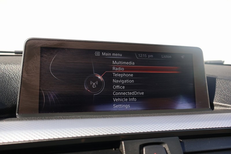 BMW 3 Series Vehicle Full-screen Gallery Image 29