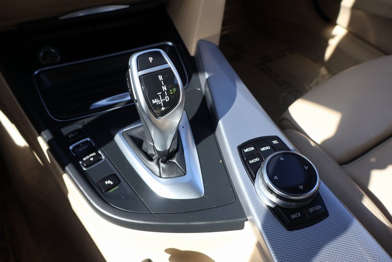 BMW 3 Series Vehicle Full-screen Gallery Image 32