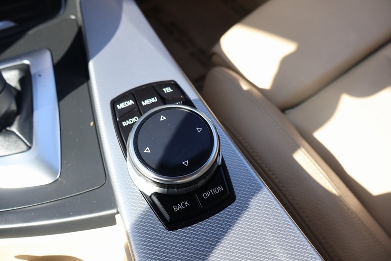 BMW 3 Series Vehicle Full-screen Gallery Image 33