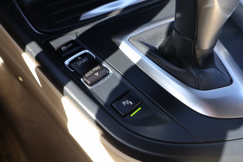 BMW 3 Series Vehicle Full-screen Gallery Image 34