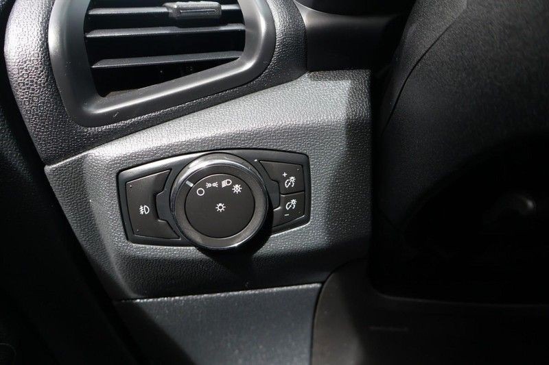 Ford EcoSport Vehicle Full-screen Gallery Image 17