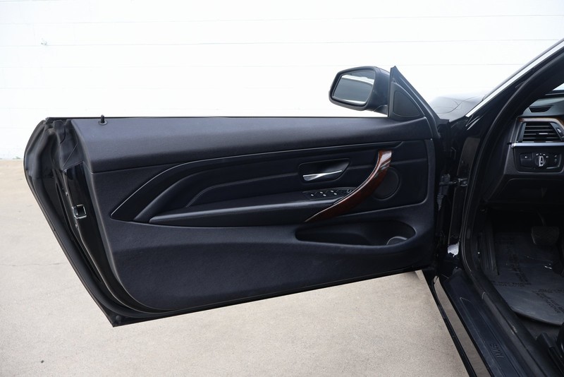 BMW 428i Vehicle Full-screen Gallery Image 15