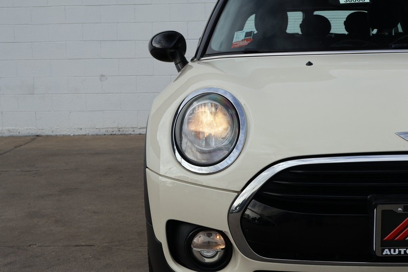 MINI Clubman Vehicle Full-screen Gallery Image 03