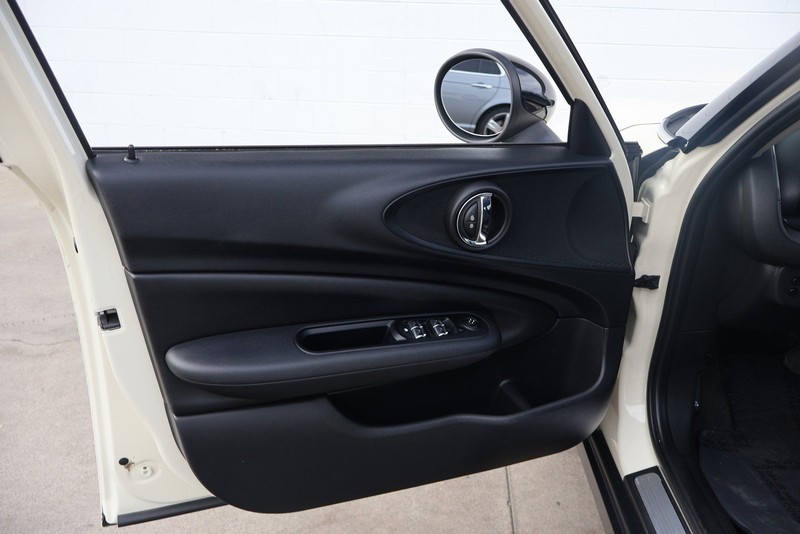 MINI Clubman Vehicle Full-screen Gallery Image 14