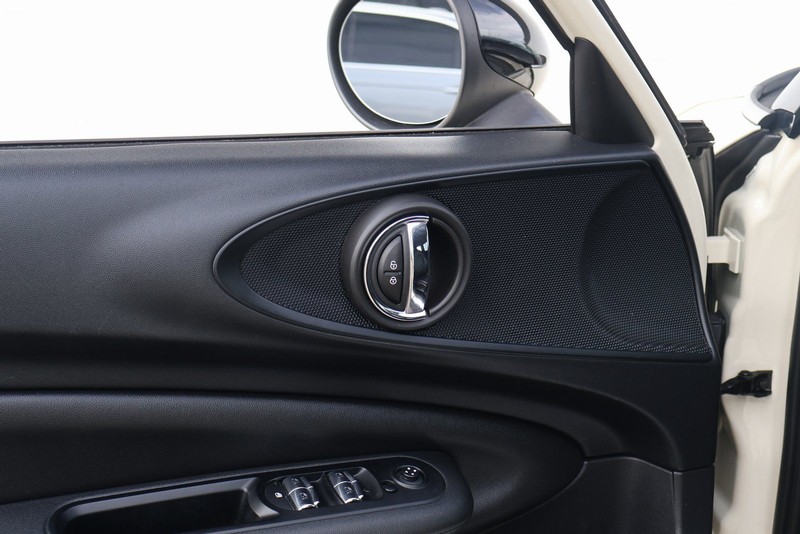 MINI Clubman Vehicle Full-screen Gallery Image 15