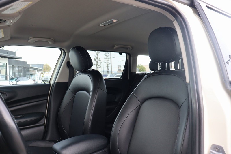 MINI Clubman Vehicle Full-screen Gallery Image 17