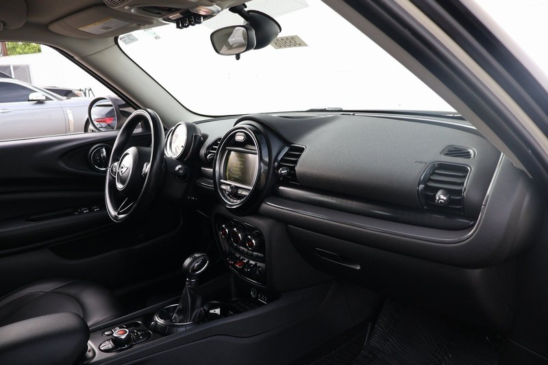 MINI Clubman Vehicle Full-screen Gallery Image 19