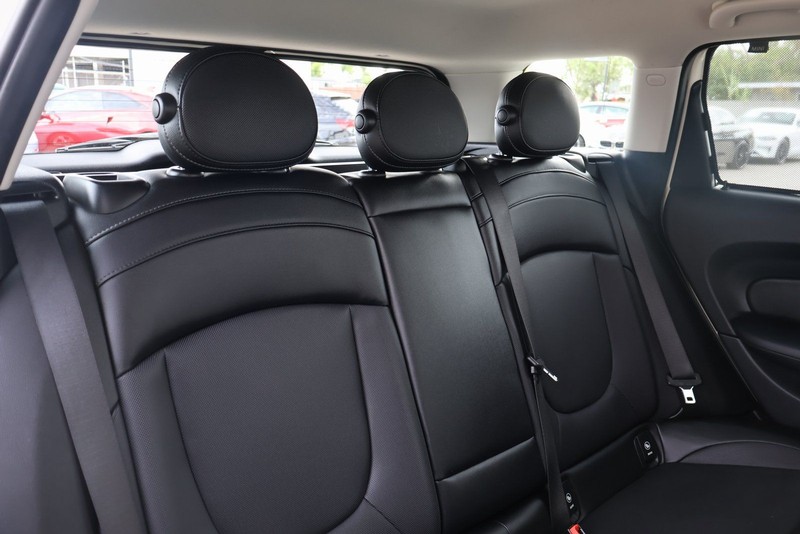 MINI Clubman Vehicle Full-screen Gallery Image 21