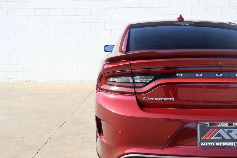 Dodge Charger Vehicle Full-screen Gallery Image 07