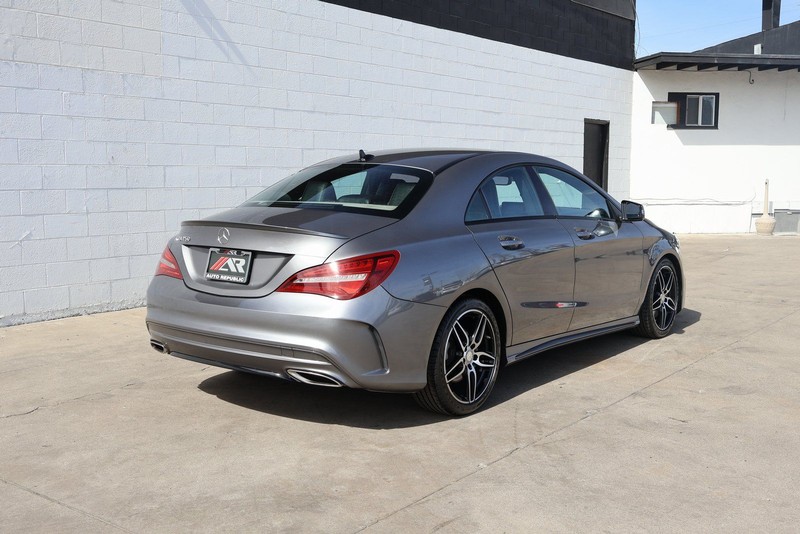 Mercedes-Benz CLA Vehicle Full-screen Gallery Image 05