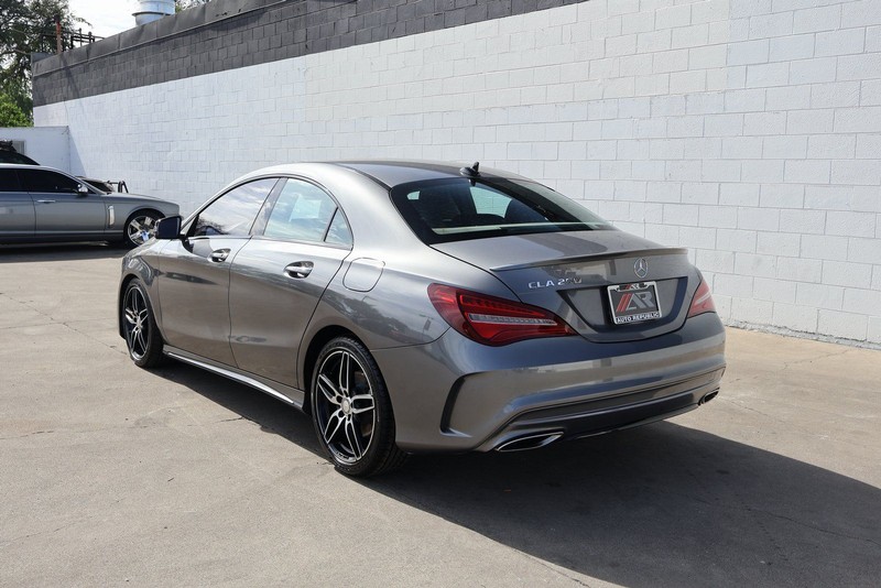 Mercedes-Benz CLA Vehicle Full-screen Gallery Image 09