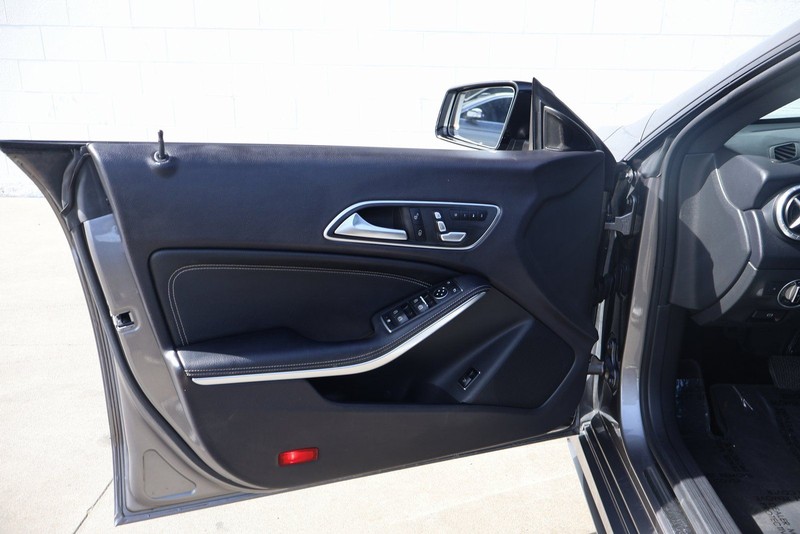 Mercedes-Benz CLA Vehicle Full-screen Gallery Image 14