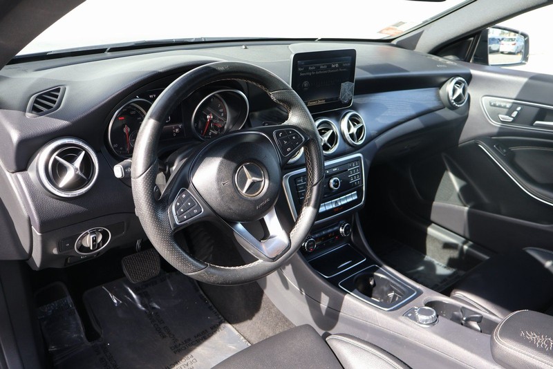 Mercedes-Benz CLA Vehicle Full-screen Gallery Image 16