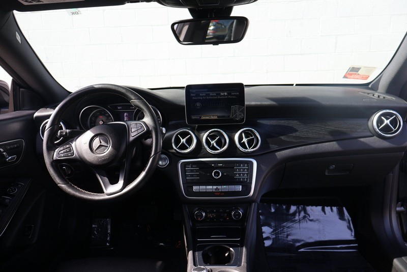 Mercedes-Benz CLA Vehicle Full-screen Gallery Image 23