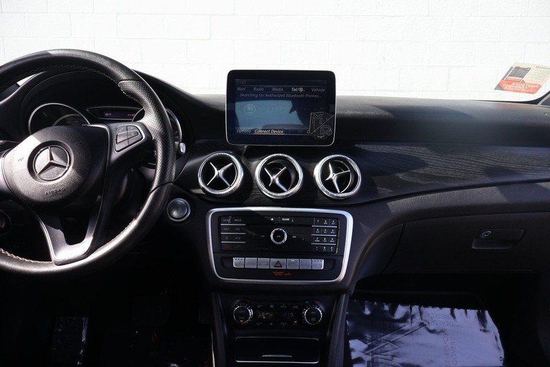 Mercedes-Benz CLA Vehicle Full-screen Gallery Image 28