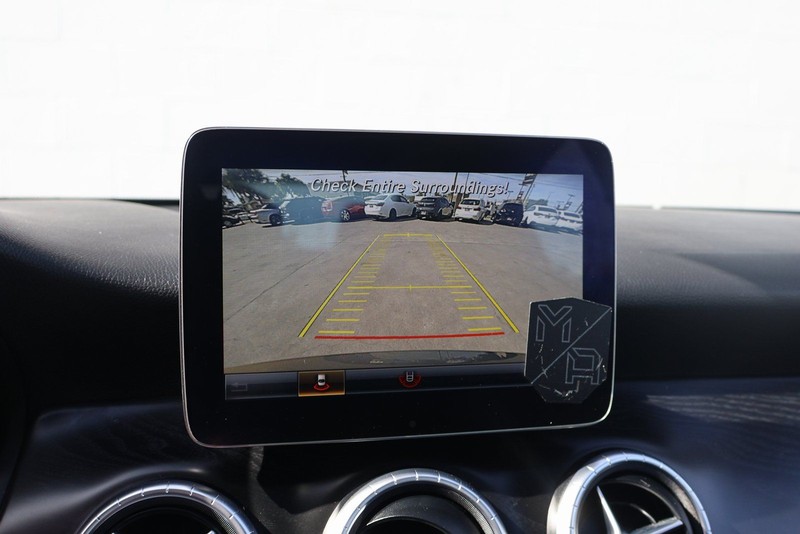 Mercedes-Benz CLA Vehicle Full-screen Gallery Image 30