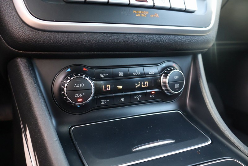 Mercedes-Benz CLA Vehicle Full-screen Gallery Image 32