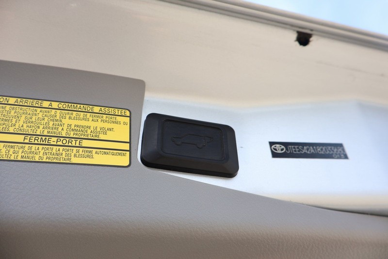 Toyota Highlander Vehicle Full-screen Gallery Image 09