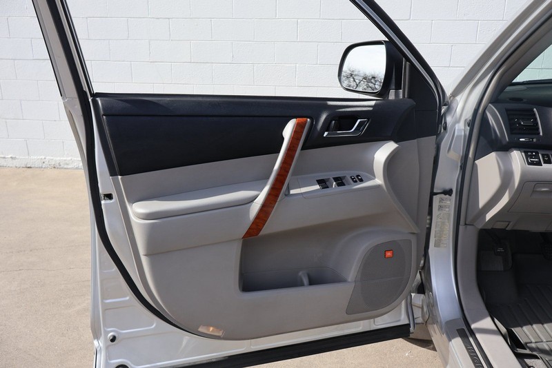 Toyota Highlander Vehicle Full-screen Gallery Image 15