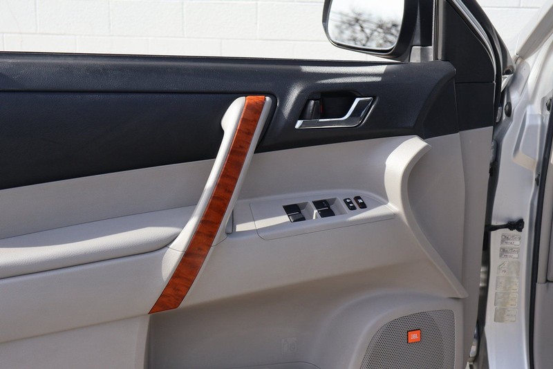 Toyota Highlander Vehicle Full-screen Gallery Image 16