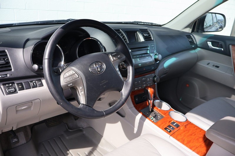 Toyota Highlander Vehicle Full-screen Gallery Image 17