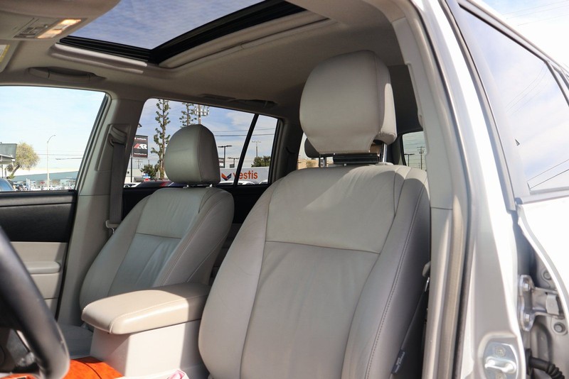 Toyota Highlander Vehicle Full-screen Gallery Image 18