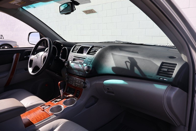 Toyota Highlander Vehicle Full-screen Gallery Image 20