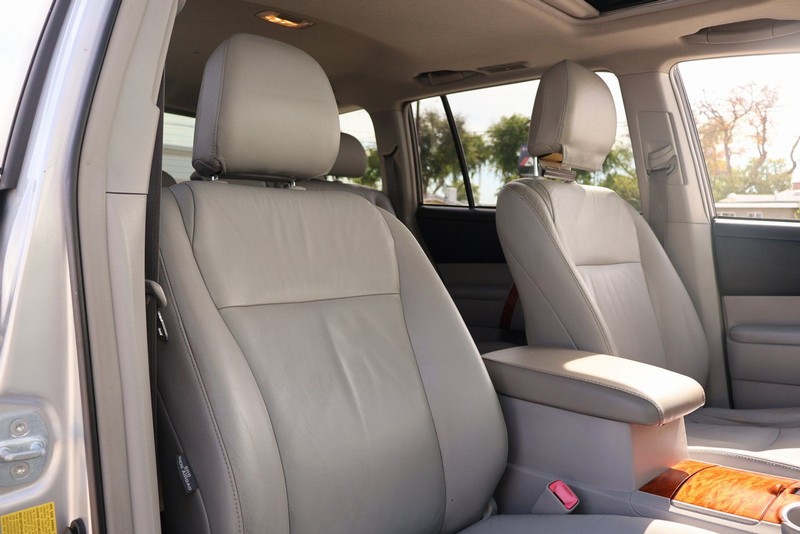 Toyota Highlander Vehicle Full-screen Gallery Image 21