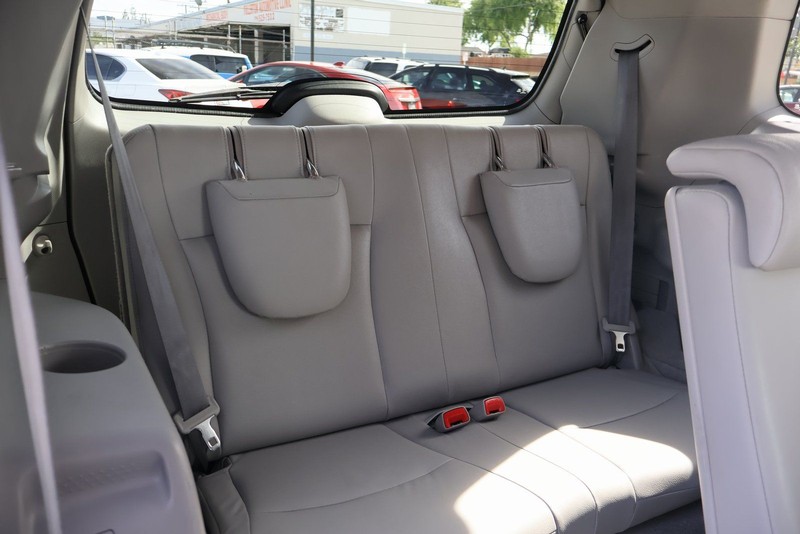 Toyota Highlander Vehicle Full-screen Gallery Image 23