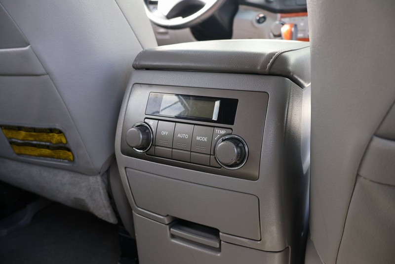 Toyota Highlander Vehicle Full-screen Gallery Image 24