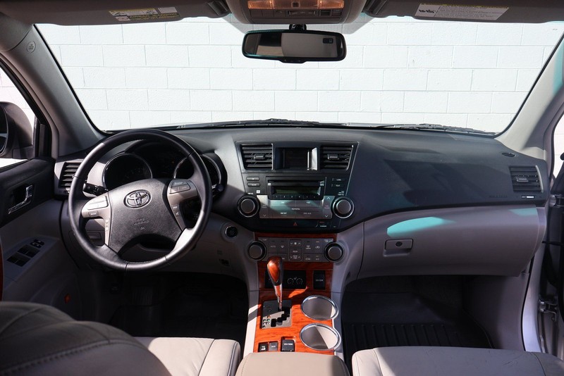 Toyota Highlander Vehicle Full-screen Gallery Image 25