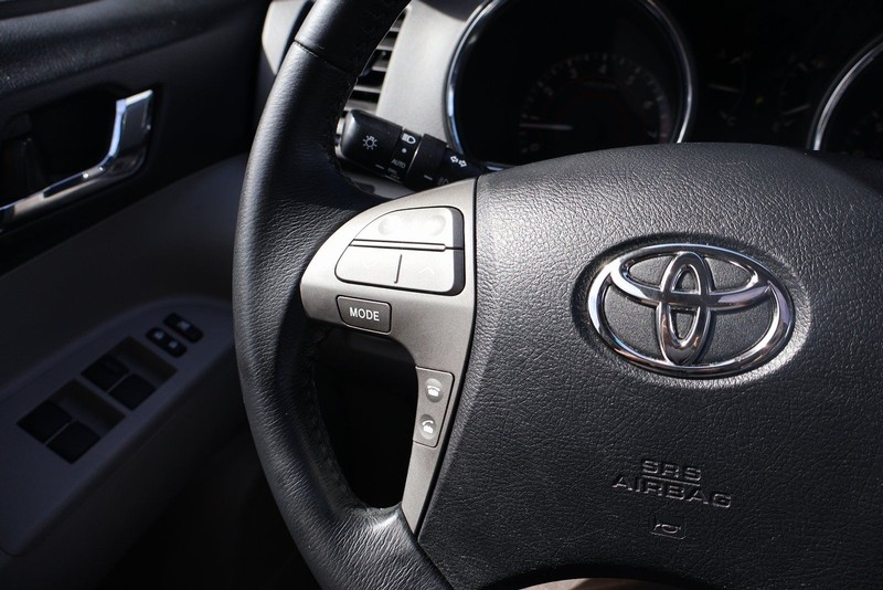 Toyota Highlander Vehicle Full-screen Gallery Image 28