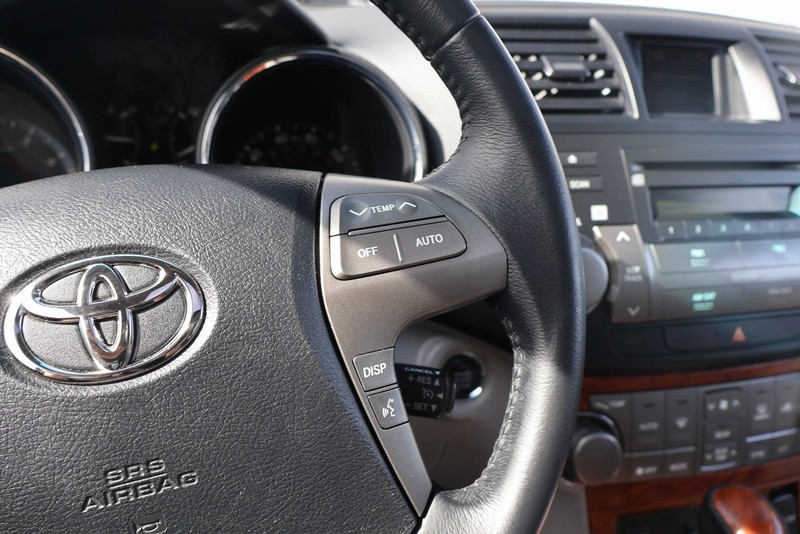 Toyota Highlander Vehicle Full-screen Gallery Image 29
