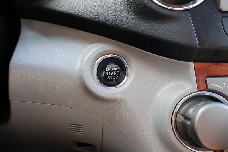 Toyota Highlander Vehicle Full-screen Gallery Image 30