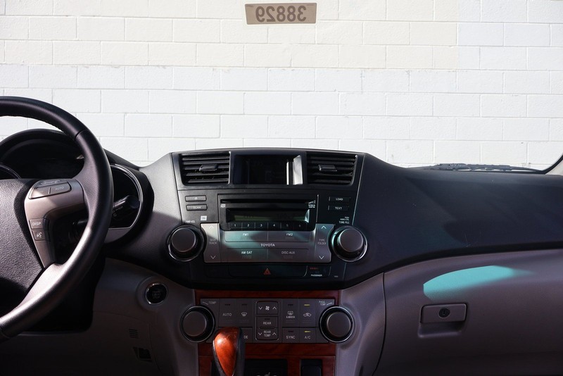 Toyota Highlander Vehicle Full-screen Gallery Image 31