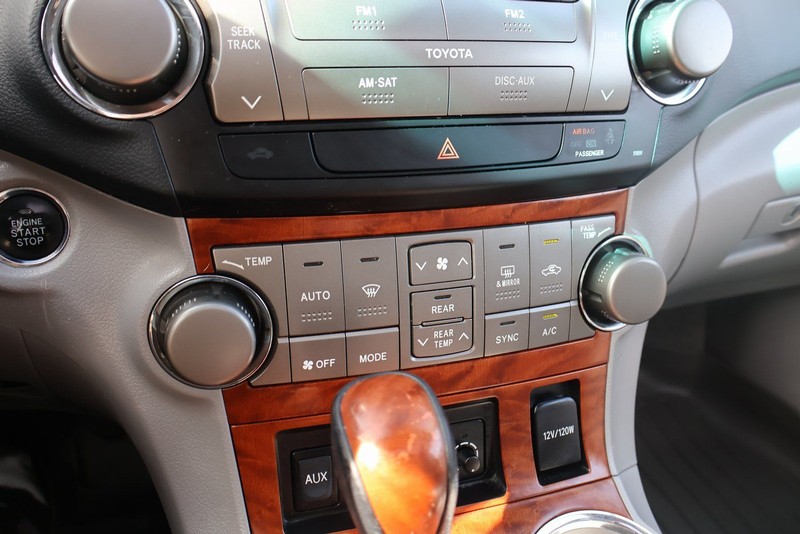 Toyota Highlander Vehicle Full-screen Gallery Image 33