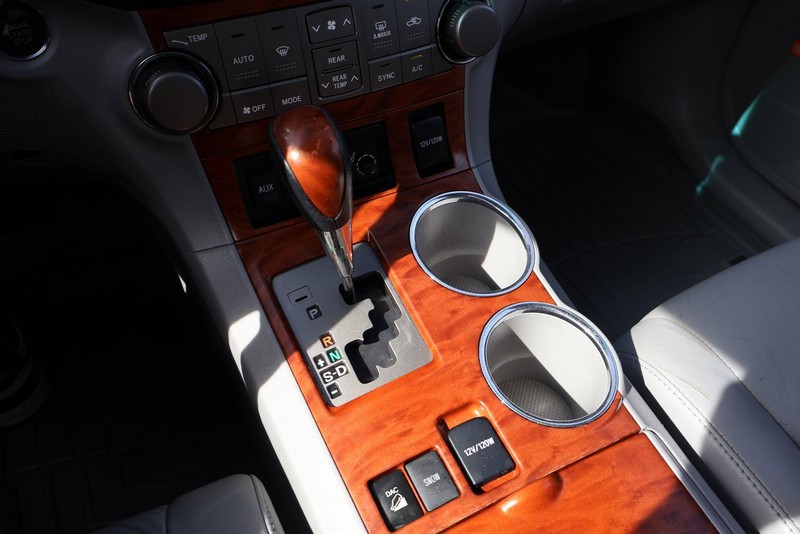 Toyota Highlander Vehicle Full-screen Gallery Image 34