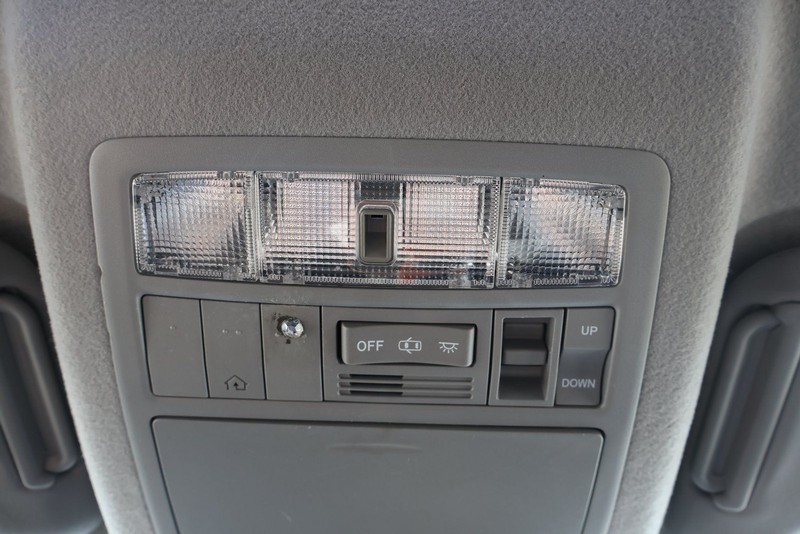 Toyota Highlander Vehicle Full-screen Gallery Image 35