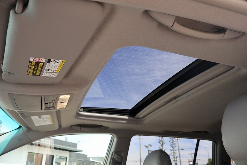 Toyota Highlander Vehicle Full-screen Gallery Image 36