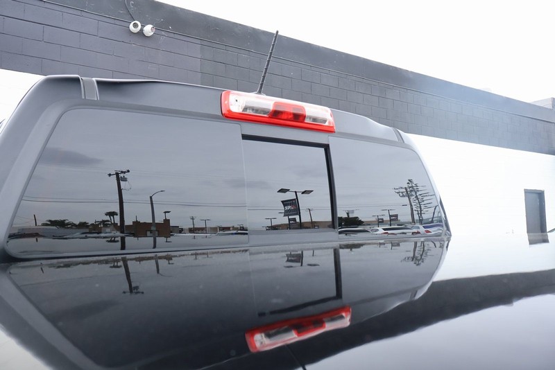 GMC Canyon Vehicle Full-screen Gallery Image 08