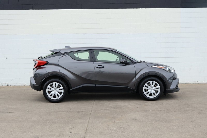 Toyota C-HR Vehicle Full-screen Gallery Image 04