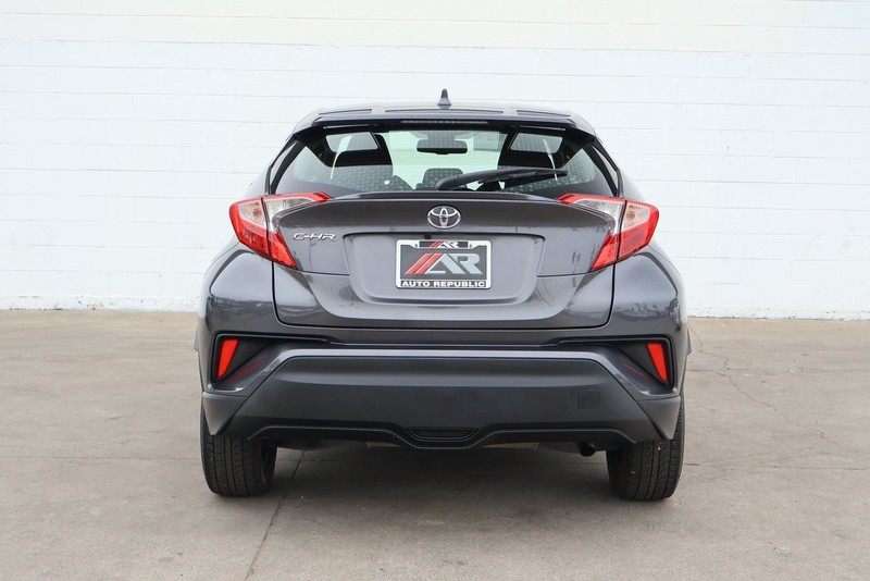 Toyota C-HR Vehicle Full-screen Gallery Image 06