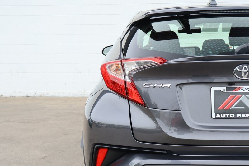 Toyota C-HR Vehicle Full-screen Gallery Image 07