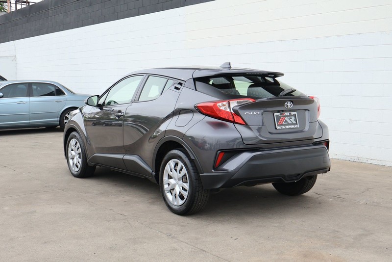 Toyota C-HR Vehicle Full-screen Gallery Image 09