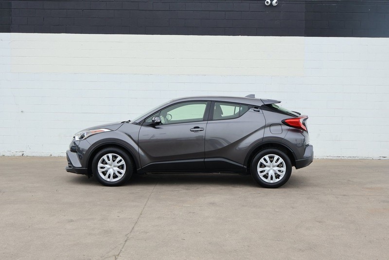 Toyota C-HR Vehicle Full-screen Gallery Image 10