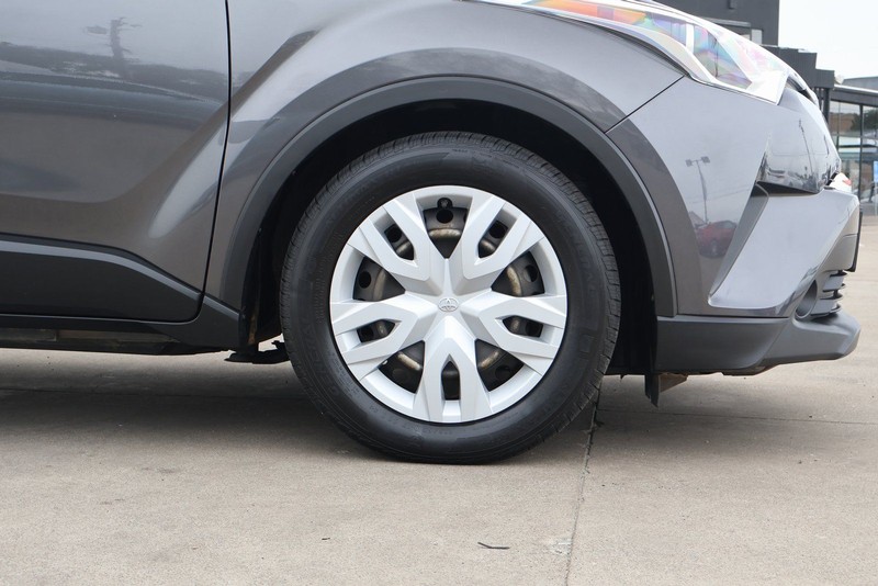 Toyota C-HR Vehicle Full-screen Gallery Image 13