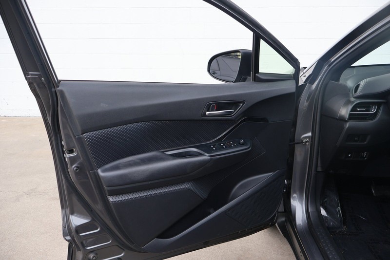 Toyota C-HR Vehicle Full-screen Gallery Image 14