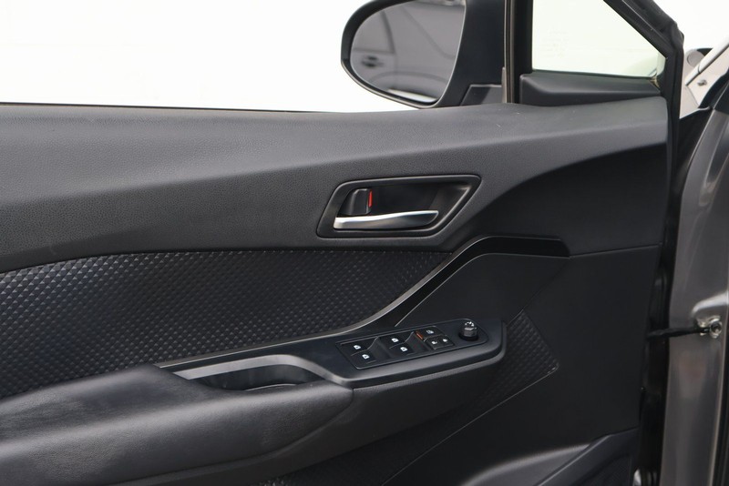 Toyota C-HR Vehicle Full-screen Gallery Image 15